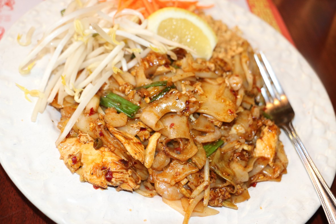 Pad Thai w Broad Rice Noodles & Chicken