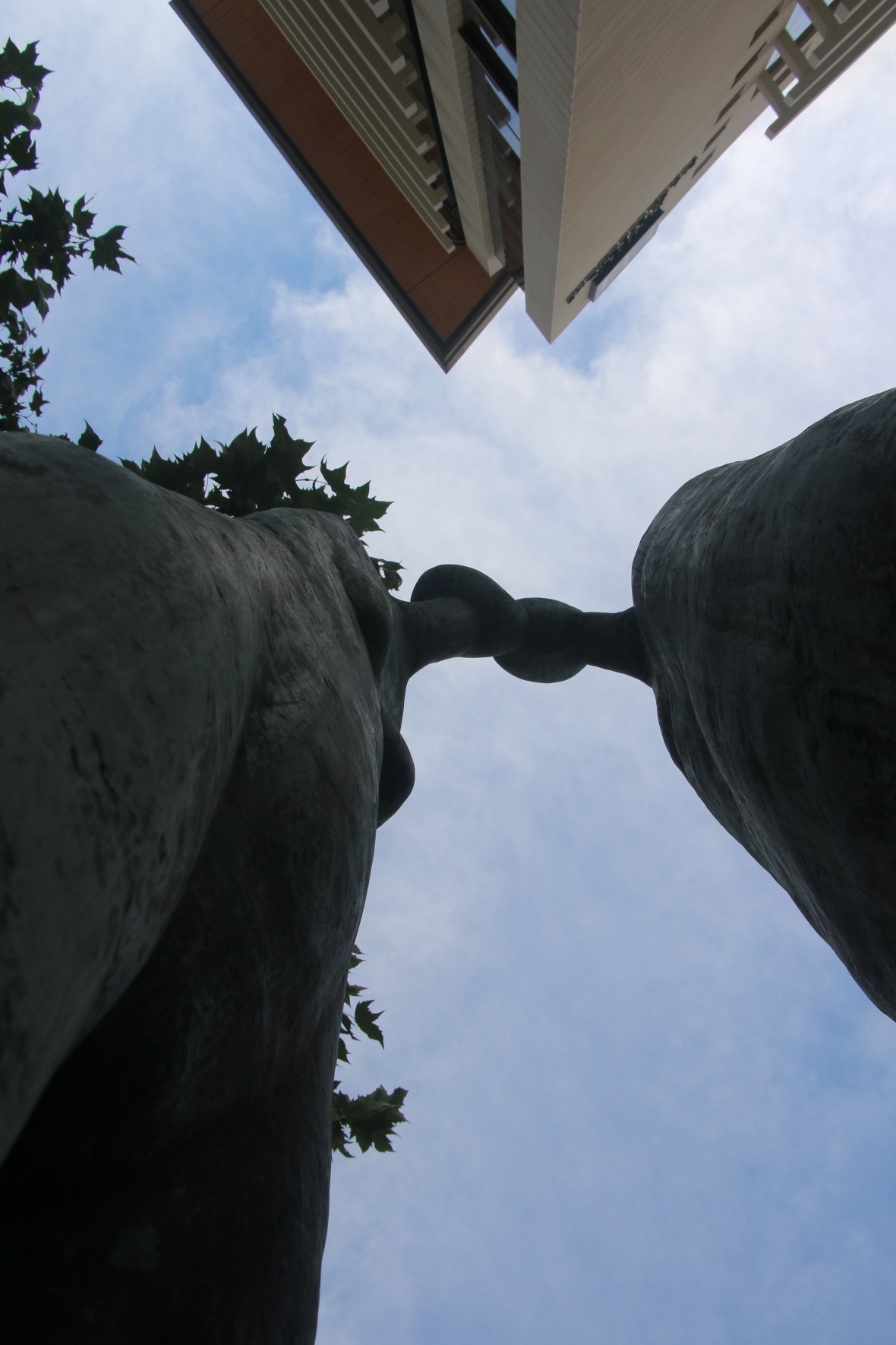 Santiago Public Art Displays "Kissing Sculptures"